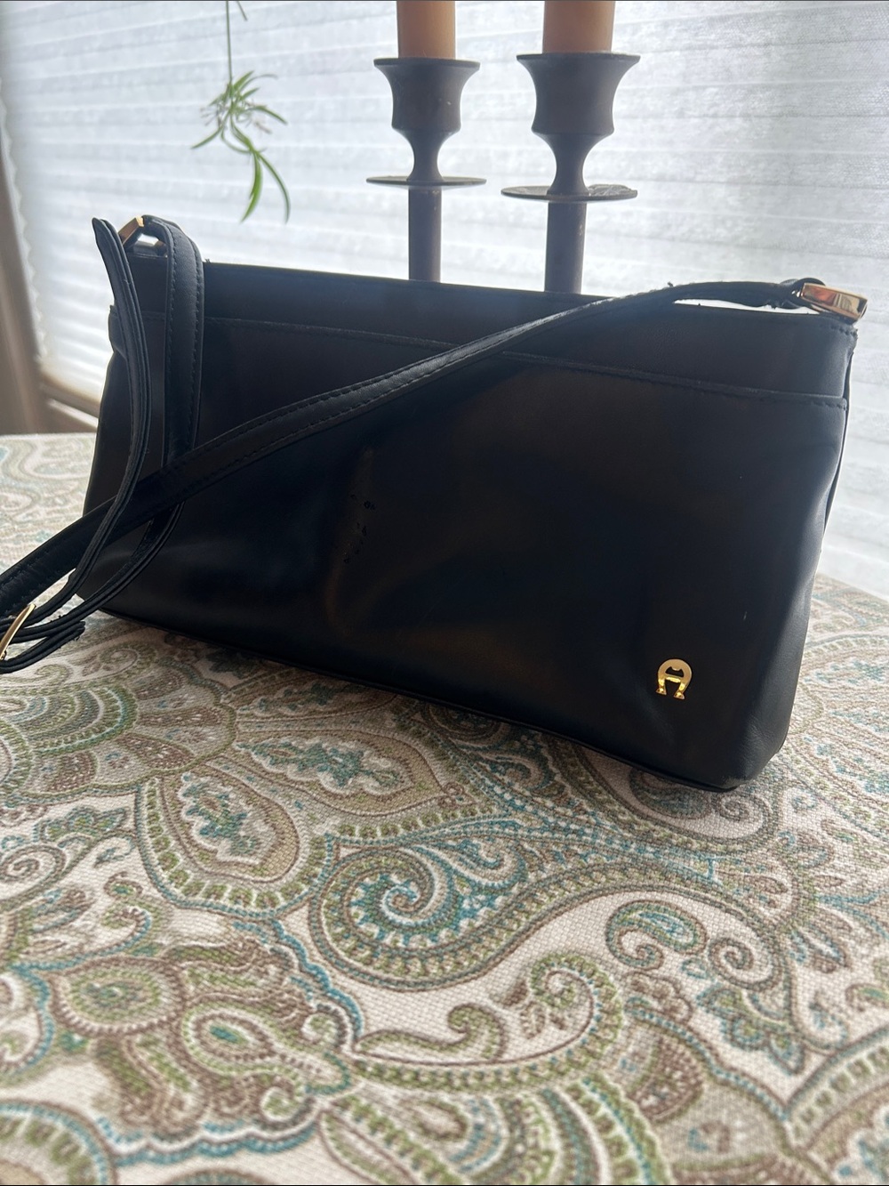 Etienne Aigner. Black Leather Shoulder Bag - Sleek Crossbody Style. 4 pocket